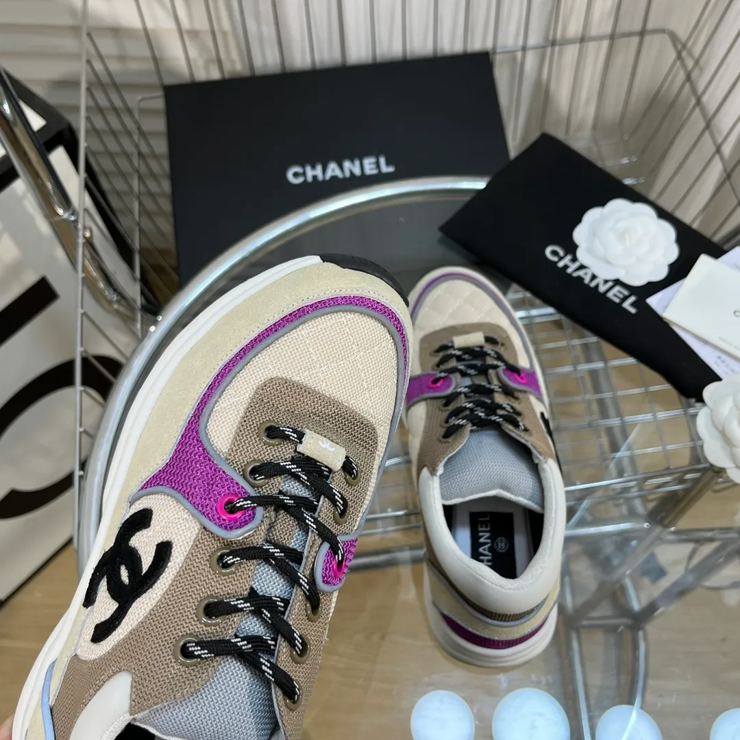👟👟Ex-factory price 560👟👟 Chanel Chanel - 2022 counter top casual sports shoes This classic design; the upper is electro-embroidered with a variety of techniques; the outsole is fashionable and sporty; it is unusual to incorporate a variety of color matching elements... The diversified mix and match is very good-looking and versatile, casual, fashionable, sports and outdoor can be taken into account... ꫛꫀꪝ Go➫ Material: ❶Upper is made of: Original imported high mercerized smooth cow suede + electric embroidery technology + imported breathable mesh ❷Inner use: original imported breathable mesh ❸Outsole based on: original TPU combination outsole Counter boutique packaging complete set for women 35–42 men 38–46